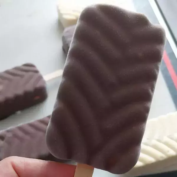 Glaces vanille coque chocolat