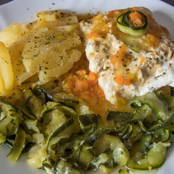 Filets de julienne en papillotes, pommes de terre et tagliatelles de courgettes