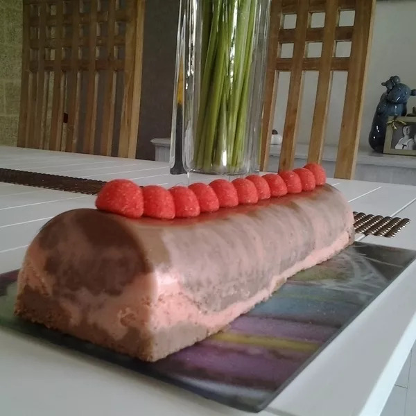 Bûche fraises Tagada et chocolat 