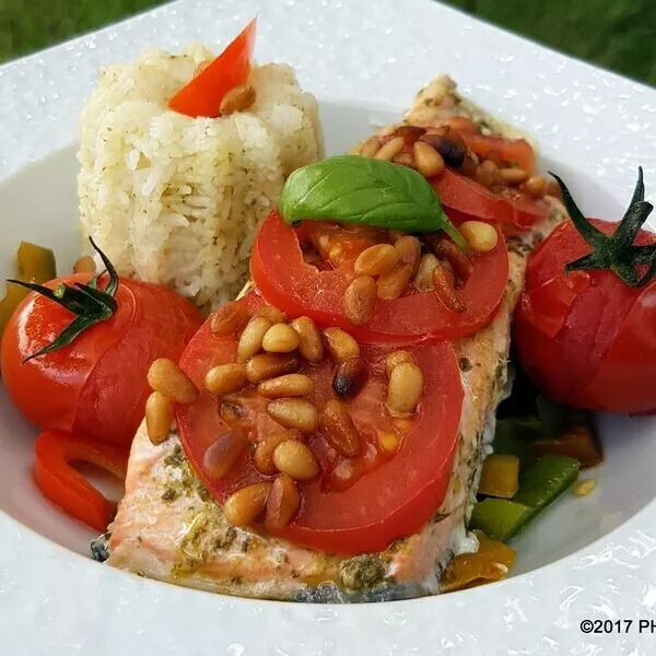 Saumon aux légumes du sud et son riz au pesto