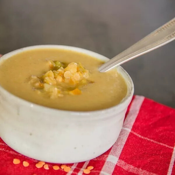 Velouté de lentilles corail au lait de coco