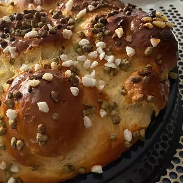 Brioche sans beurre aux éclats de pistache 