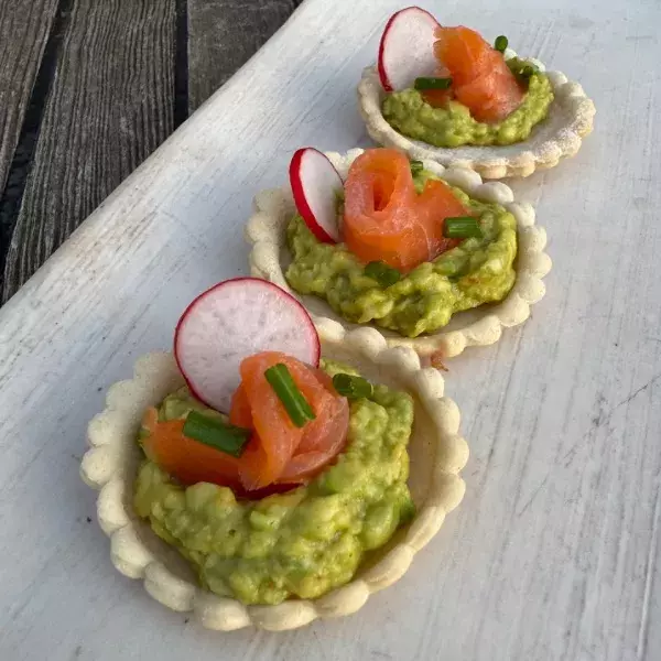 MINI TARTELETTES GUACAMOLE SAUMON