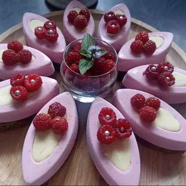 Panna cotta framboises sur lits de pistaches