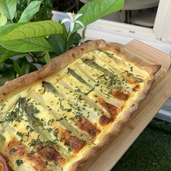 Tarte aux asperges et chèvre frais