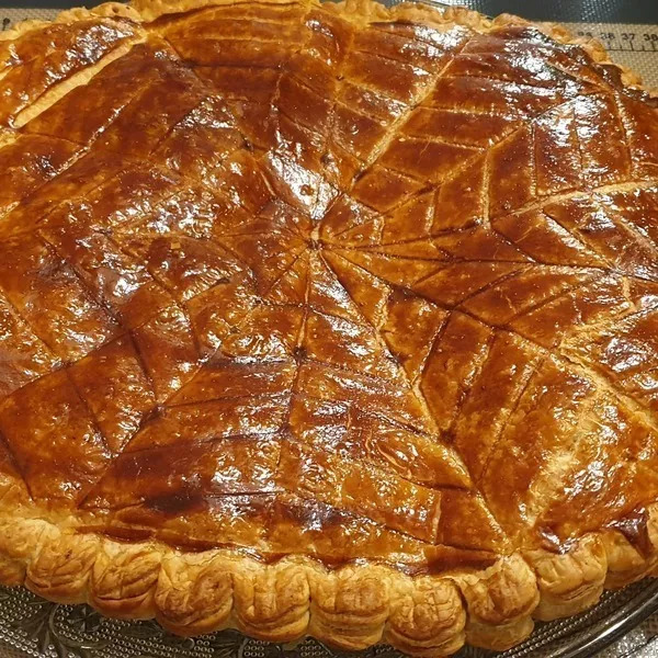 Galette des Rois frangipane au chocolat et fève Tonka 