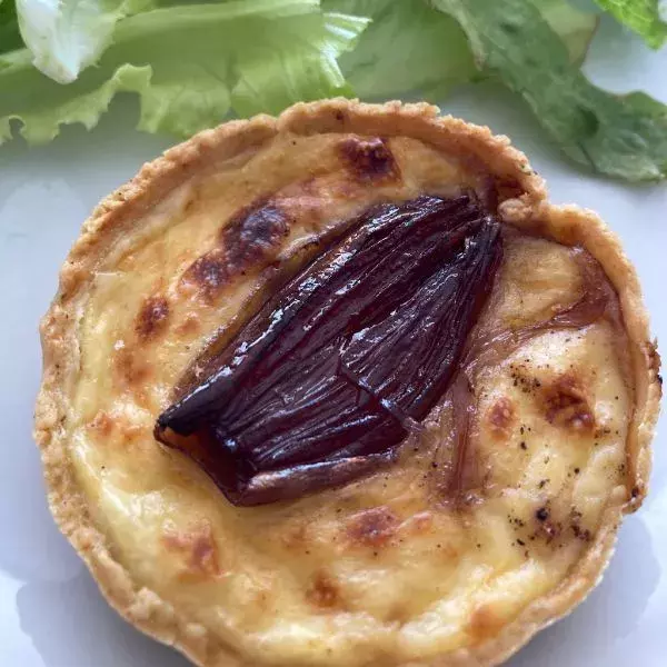 Quiche aux échalotes confites