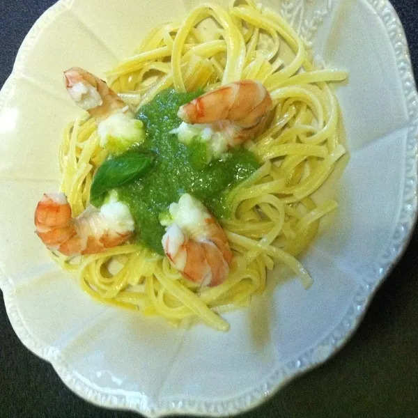 Linguines au pesto, courgette et gambas vapeur