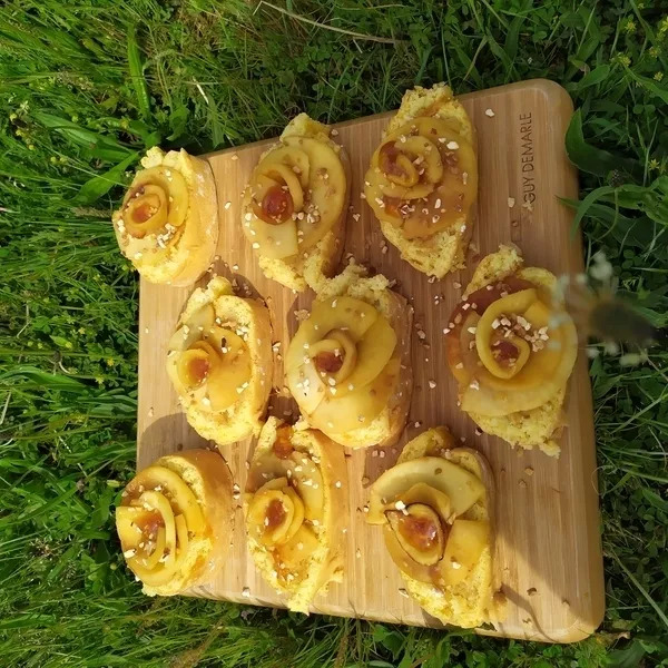 Roulés en fleurs à la pomme caramélisée