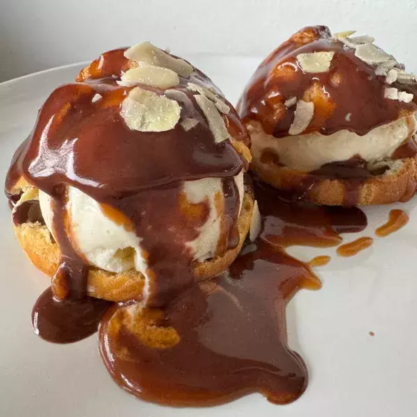 PROFITEROLES ET GLACES VANILLE MAISON COULIS CARAMEL