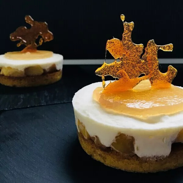 Entremets aux pommes, mousse de mascarpone à la vanille sur sablé Breton