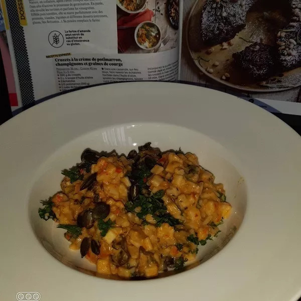 Crozets  à la crème de potimarron, champignons et graines de courge (velouté de légumes)