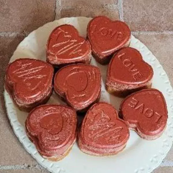 Coeurs entremets vanille, croquant cacahuète sur sablé breton