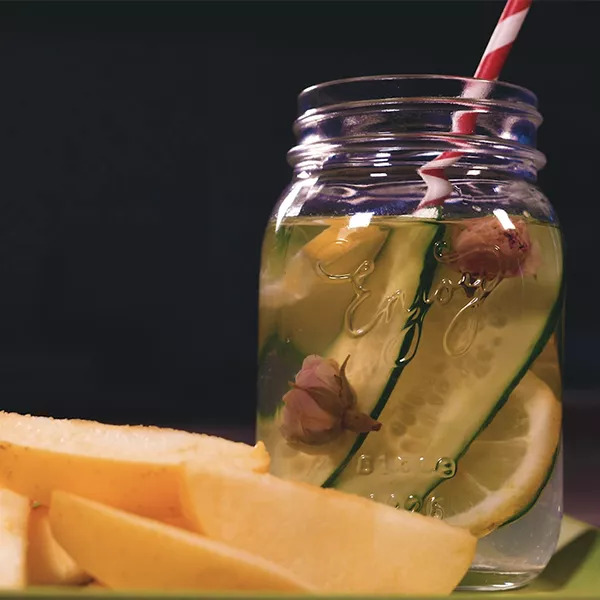 Detox water à la rose et fleur d’oranger