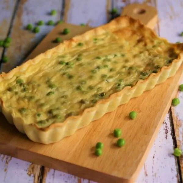 Quiche au tofu soyeux, petits pois et parmesan