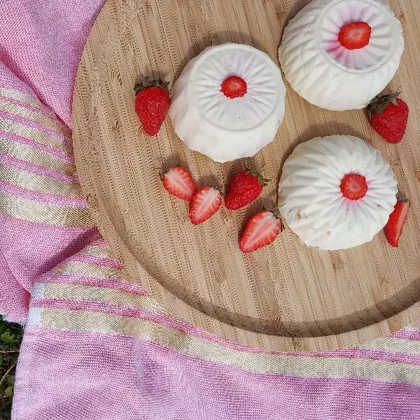 Entremet vanille et fraise basilic