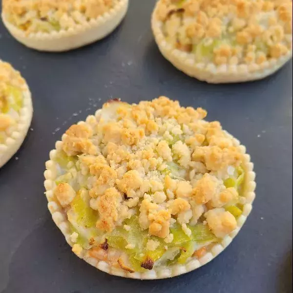 Tartelettes poireaux saumon et crumble parmesan