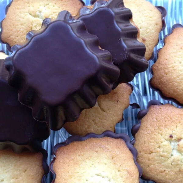 Petits cakes dans leur coque de chocolat.