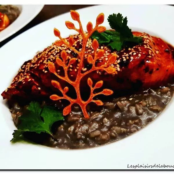 Saumon aux saveurs asiatique et risotto à l'encre de seiche