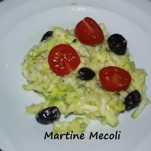 Salade de courgettes, olives noires et tomates cerises