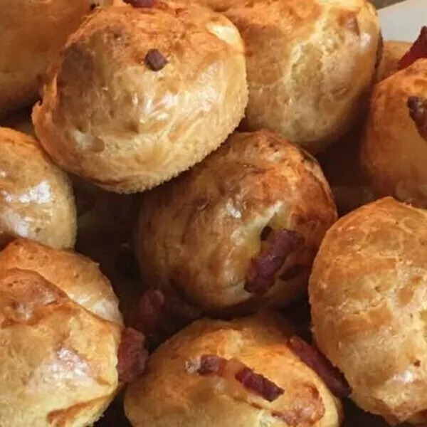 GOUGÈRES AU FROMAGE ET AU LARDONS