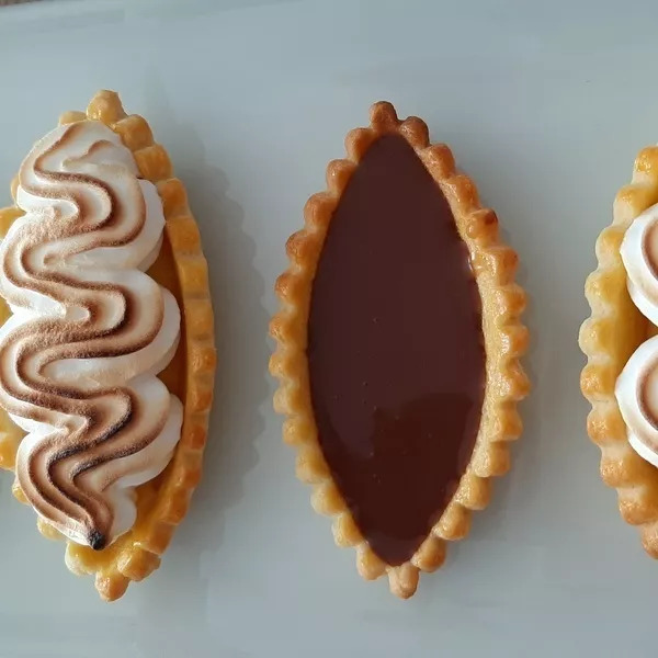 Tartelettes au citron meringuées en barquettes