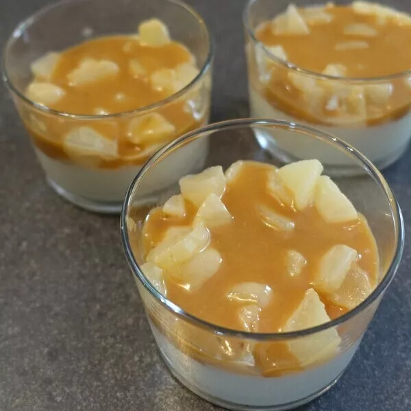 Panna cotta poire et caramel au beurre salé