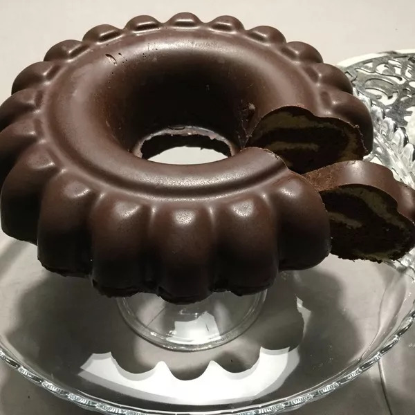 Gâteau mousseline marbré en coque de chocolat.