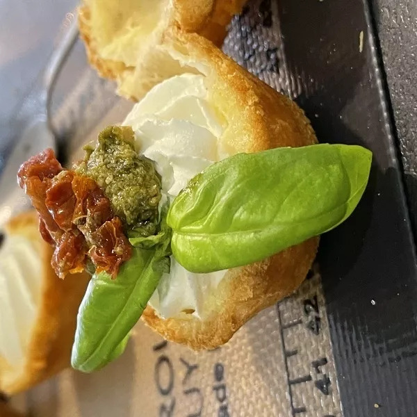 Choux craquelin pesto et à la tomate