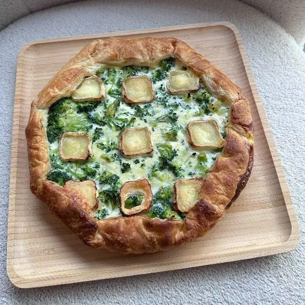 Quiche savoureuse aux lardons, chèvre et brocoli