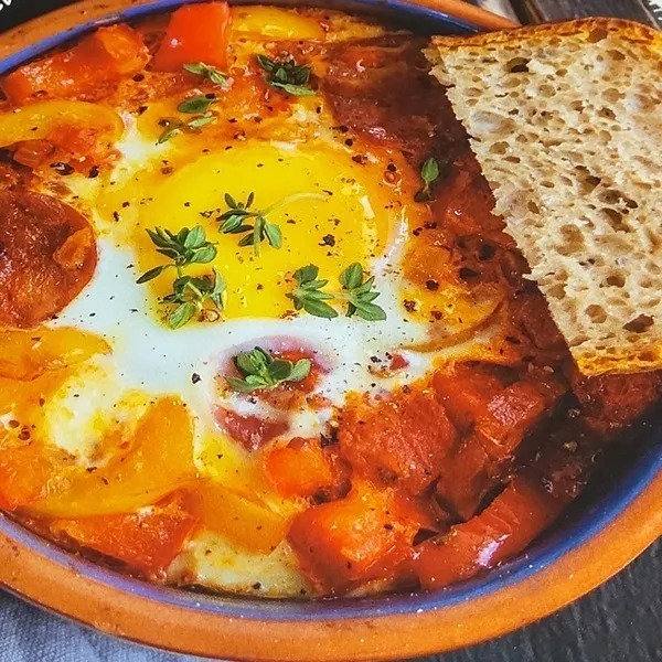 Œufs cocotte aux poivrons et chorizo 