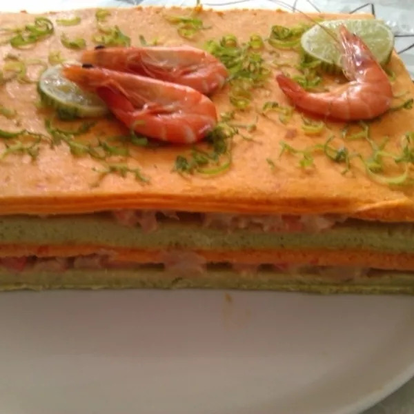 Crevettes sur un millefeuille de couleurs