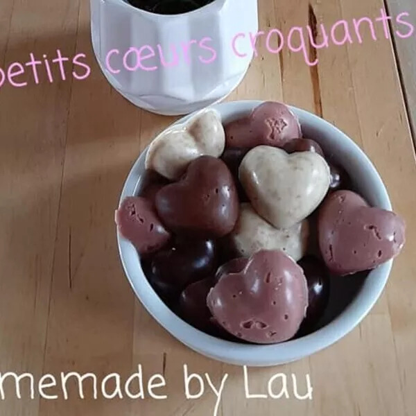 Petits chocolats croustillants dans les mini coeurs bombés