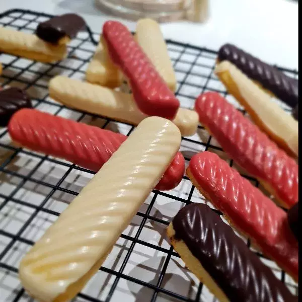 Madeleines allongées coque fraise, yuzzu et choco