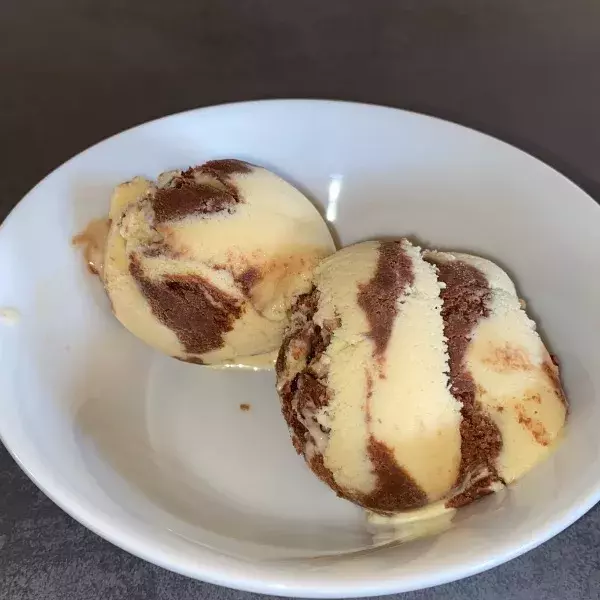 Crème glacée cacahuète marbrée chocolat