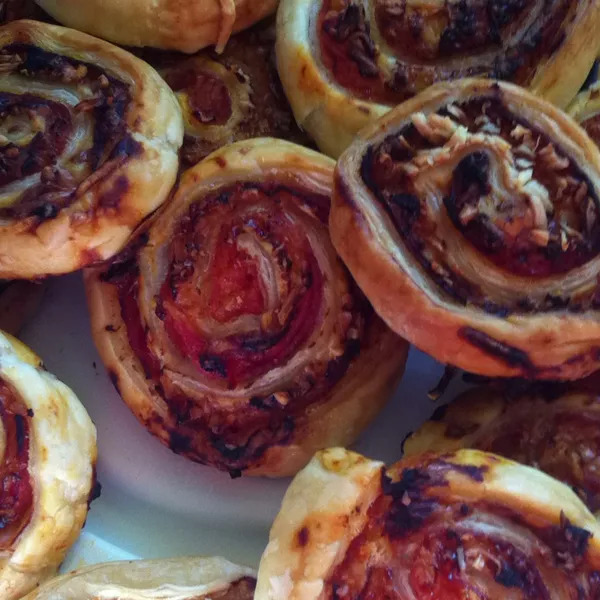 Feuilletés roulés au jambon et pesto