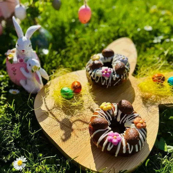 Donuts mabrés facon nids de Pâques