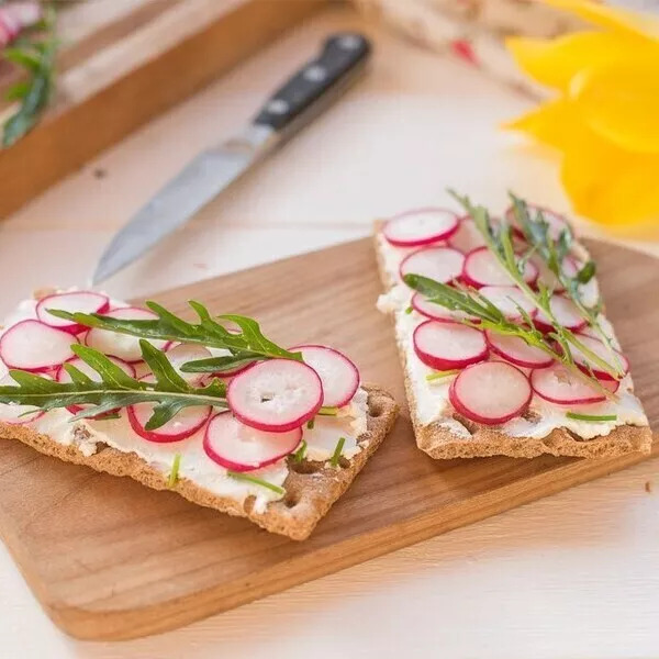 Toast chèvre et radis roses