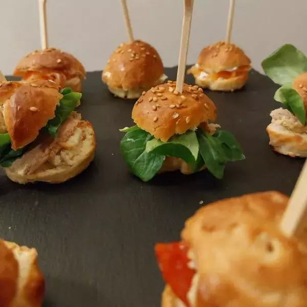 Mini pains burgers