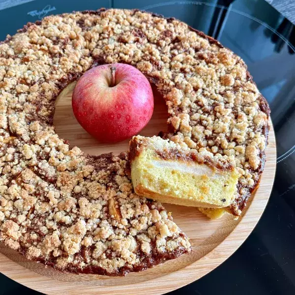 Couronne moelleuse aux pommes caramel et crumble