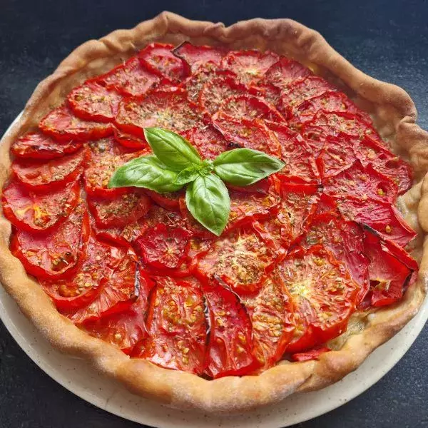 Tarte à la tomate sur compotée d’oignons