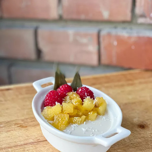 Panna cotta  noix de coco,  citron vert, ananas caramélisé et vanille 