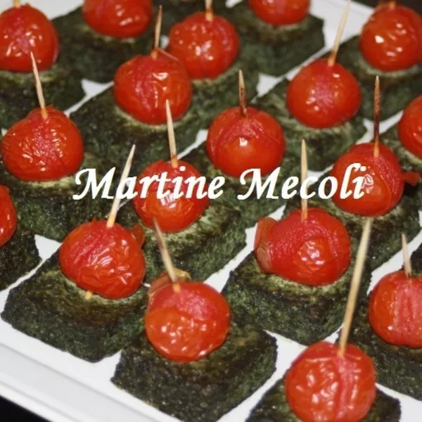 Tomates cerises confites sur canapés d'épinards