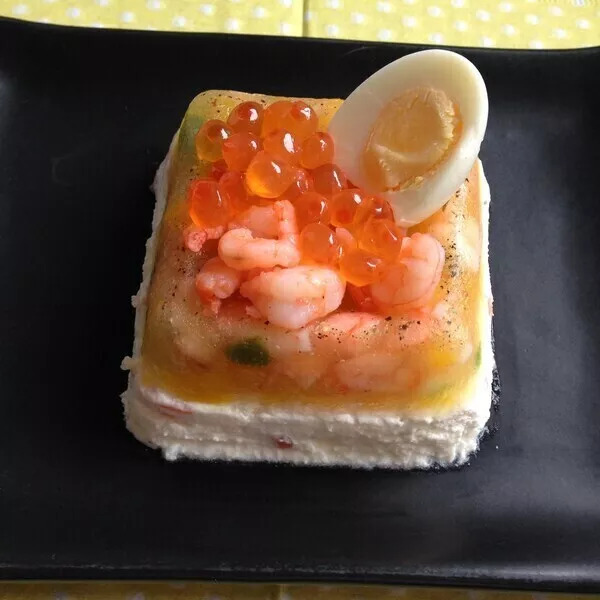 Mousses saumon-mascarpone et gelée de crevettes.