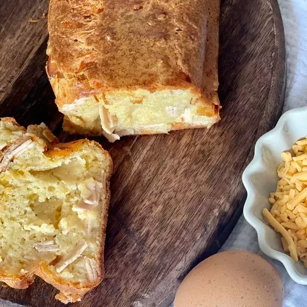 Cake au cheddar,  jambon et à la moutarde