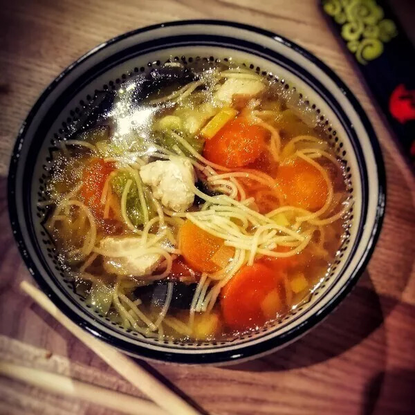 Bouillon de poulet aux légumes et vermicelle