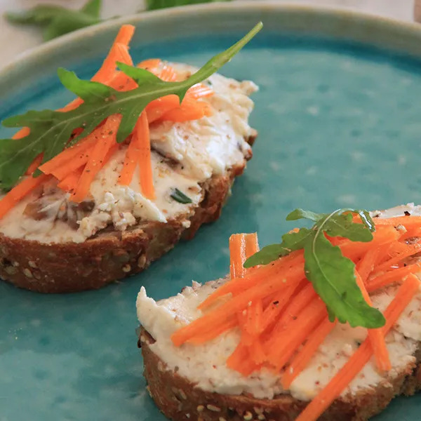 Tartine de chèvre frais : figues, miel, pignon et courge râpée