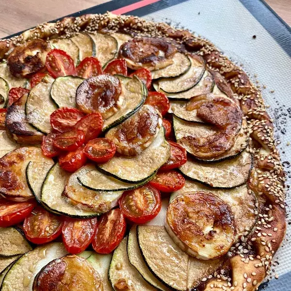 Tarte caramélisée courgettes, chèvre et tomates cerises 