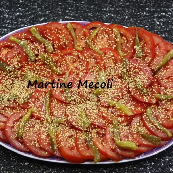 Salade de tomates et graines de sésame