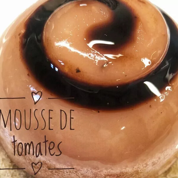 Mousse de tomates sur pain au pesto